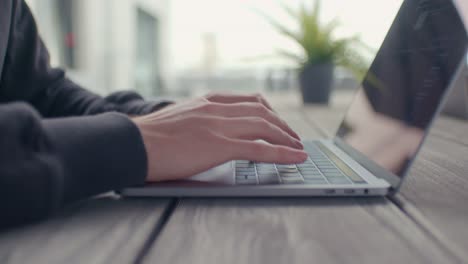 Hombre-Escribiendo-En-Su-Laptop-En-La-Oficina