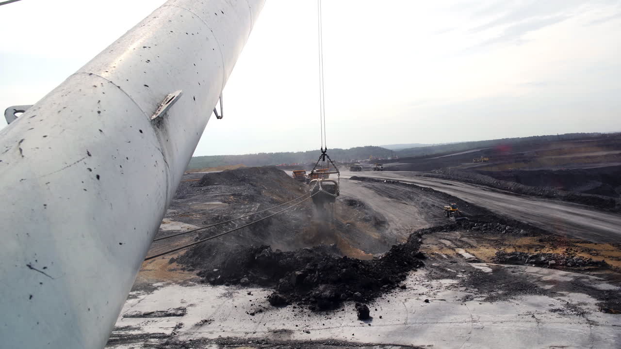 크레인과 트럭으로 석탄 채굴 작업