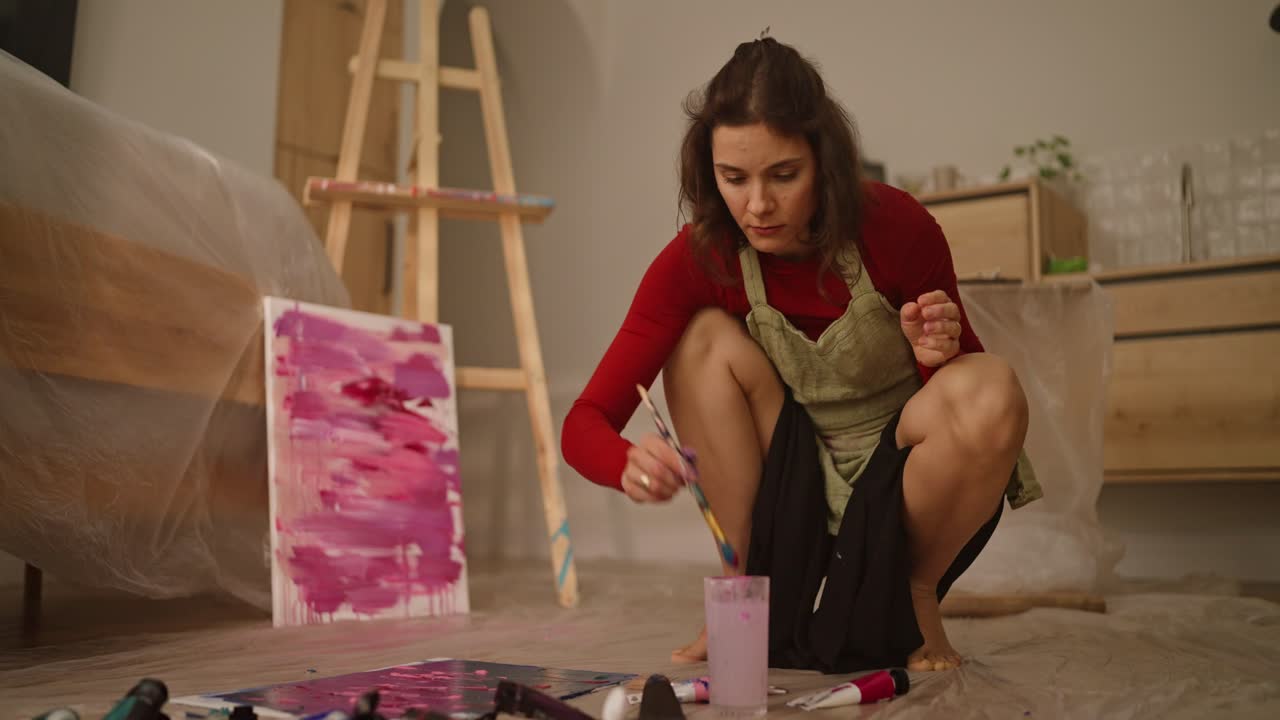 mujer pintando en su estudio de casa