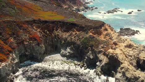 Una-Cala-Encantadora-En-La-Costa-De-California