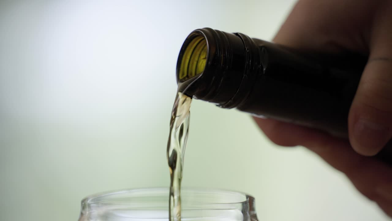 유리에 화이트 와인을 붓는. - 확대