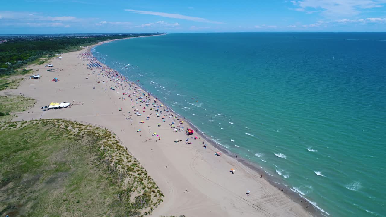 italia, la playa del mar adriático. descanso en el mar cerca de venecia. vuelos aéreos de drones fpv.