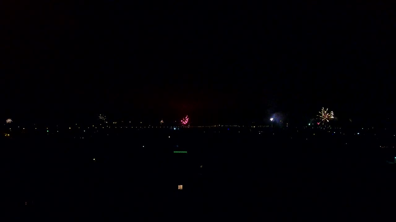 마을에서 새해의 불꽃놀이. 새해 전날 마을의 조류의 시야에서 볼 수 있는 비디오