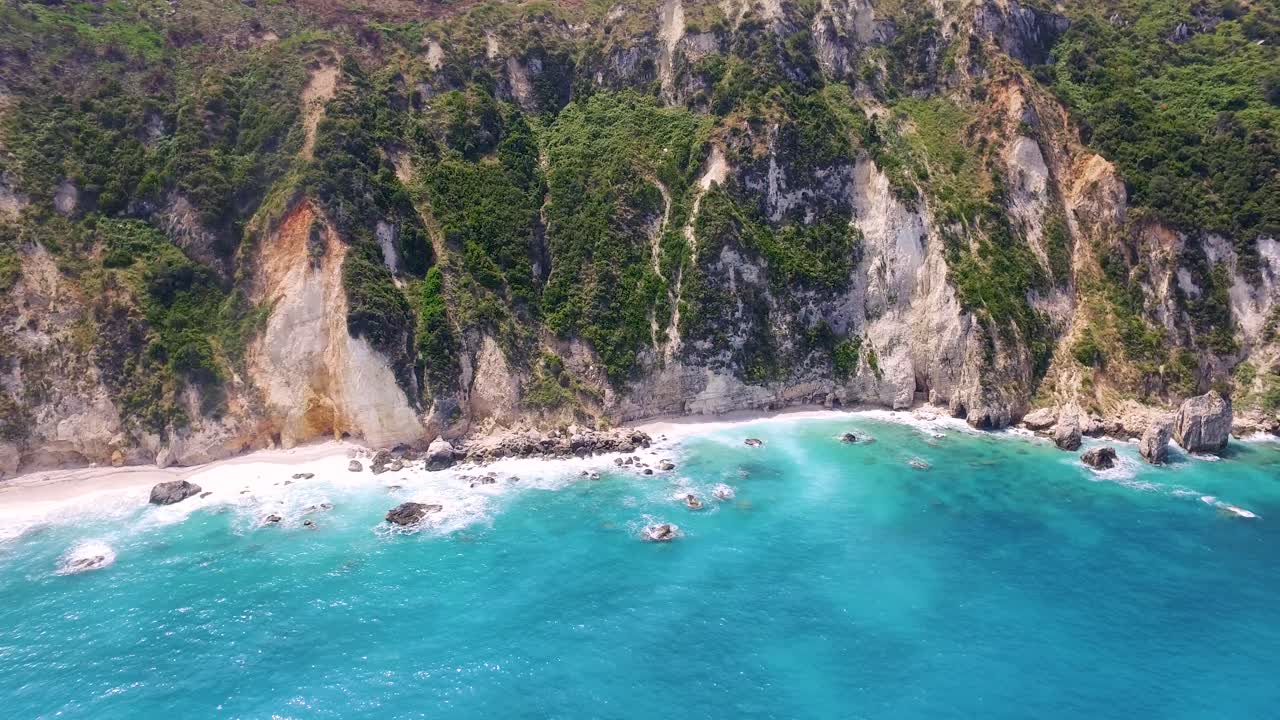 playa de petani con aguas turquesas y acantilados escarpados en cefalonia, grecia, vista aérea