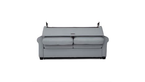 un stop motion que repite una toma de lapso de tiempo en bucle de un fondo blanco gris que se pliega para ocultar un mueble de cama, un sofá, un sillón de amor