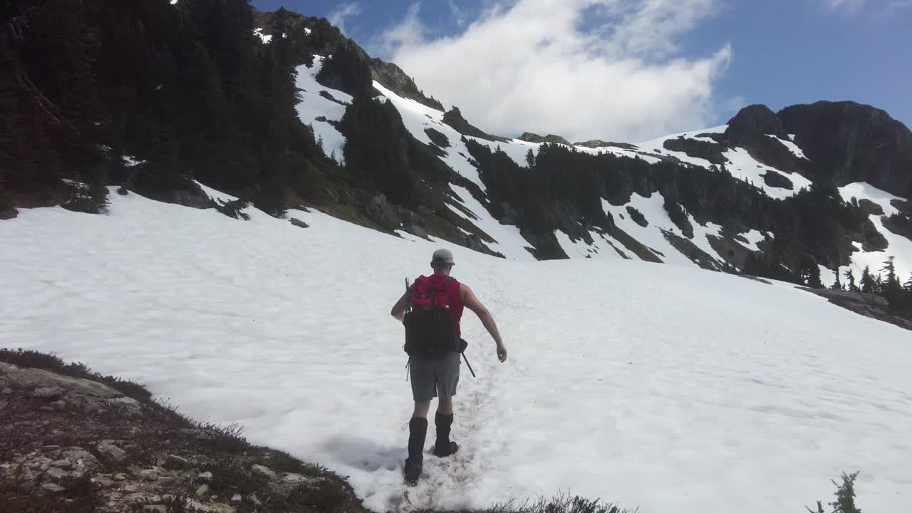 마운트 5040, 밴쿠버 섬, 캐나다의 눈 위의 하이킹