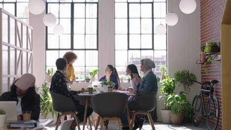 Jóvenes-Empresarios-Celebrando-Un-Proyecto-Exitoso-Equipo-Creativo-Chocando-Esos-Cinco-En-Una-Reunión-De-Oficina-Disfrutando-De-Un-Trabajo-En-Equipo-Diverso