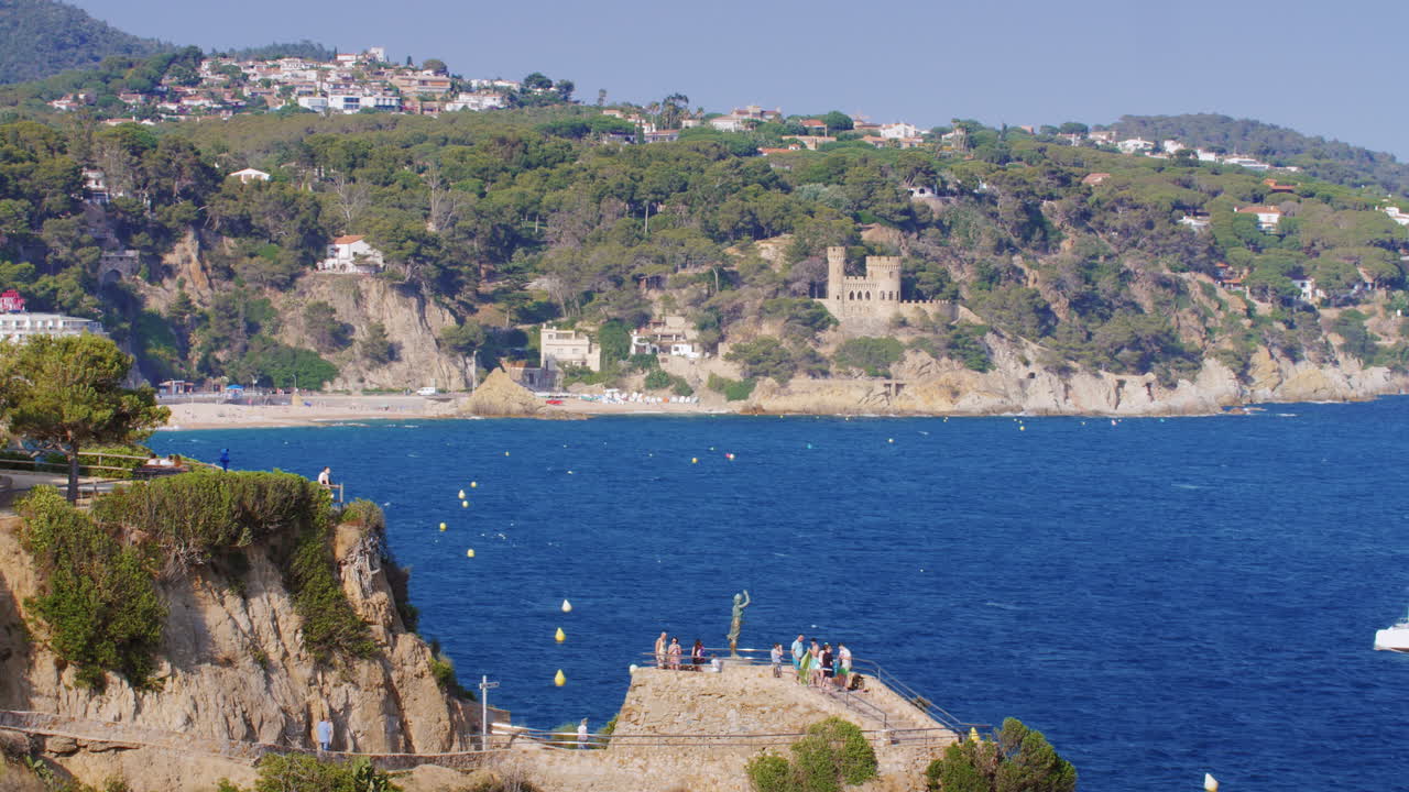 bahía un lugar popular en la costa brava uno puede ver las playas hoteles la bahía viene un gran catamar