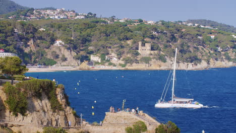 bahía un lugar popular en la costa brava uno puede ver las playas hoteles la bahía viene un gran catamar