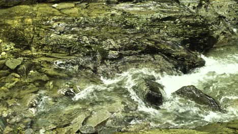 Un-Flujo-Calmante-De-Cascadas-De-Agua-Sobre-Piedra-En-Un-Antiguo-Bosque-En-El-Reino-Unido