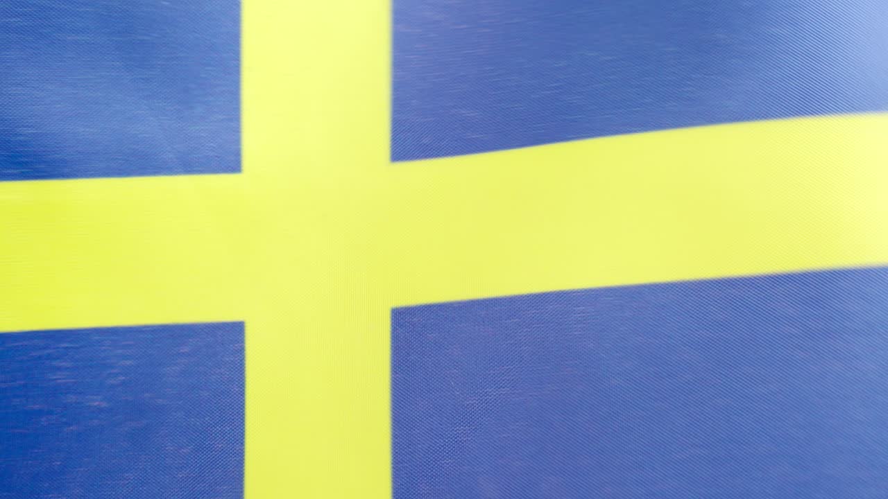 Svensk nationalflag, der vajer i vinden