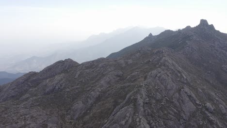 parque nacional de itatiaia - tomas aéreas que muestran los picos de las montañas