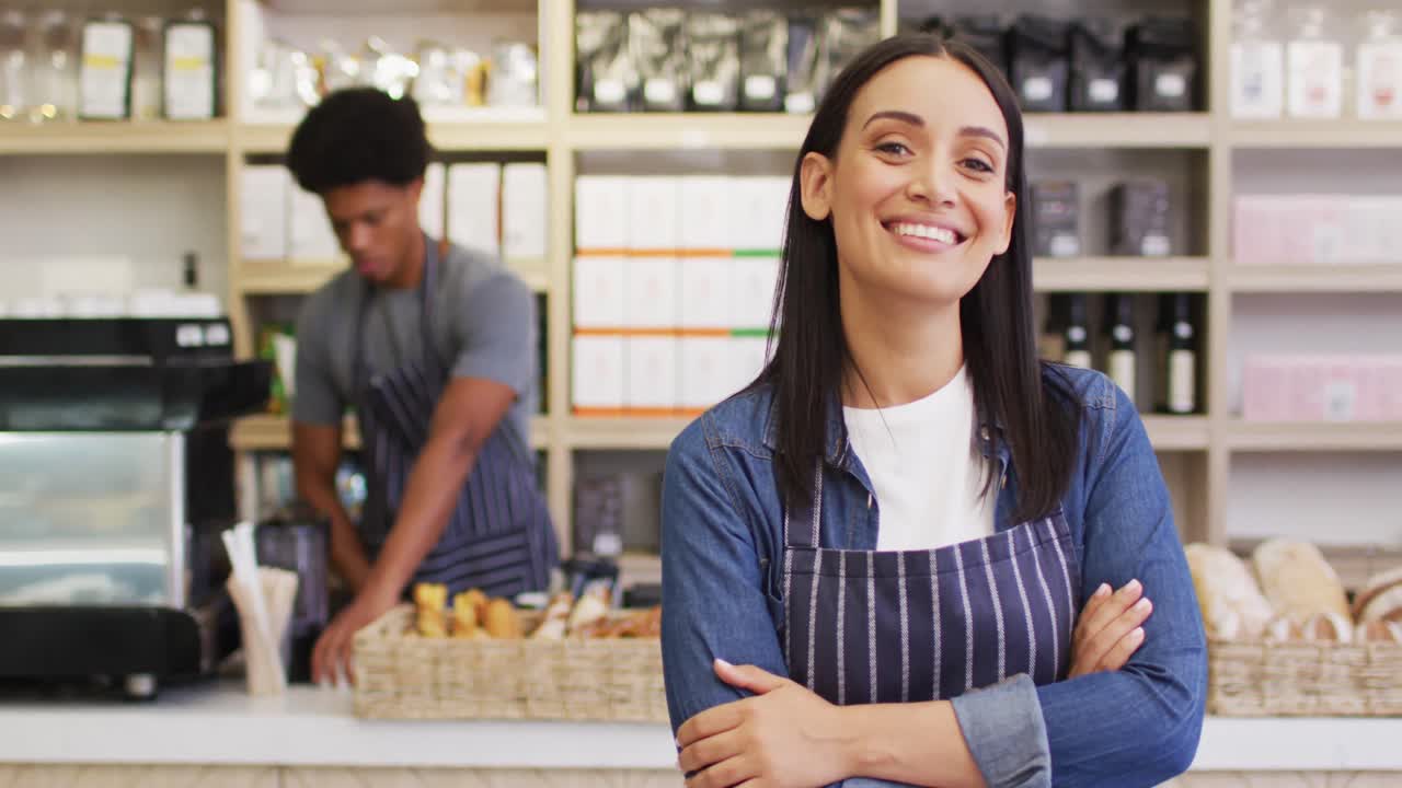animación de una feliz camarera biracial de pie en una cafetería