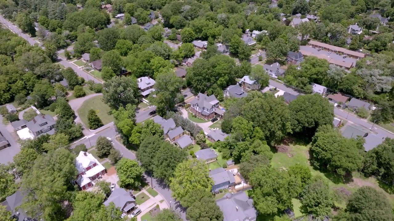 Case di quartiere a Statesville, Carolina del Nord, con video da drone in avanzamento.