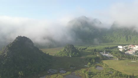 Scheinwerferaufnahme-Des-Hügels-Mit-Nebligem-Gebirgshintergrund