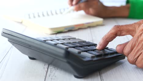persona que calcula las finanzas