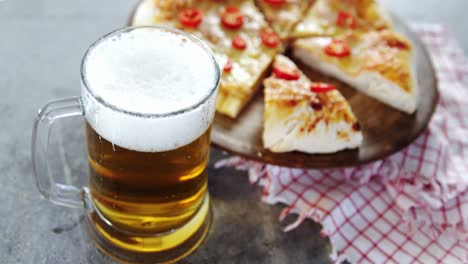 Deliciosa-Pizza-Con-Un-Vaso-De-Cerveza