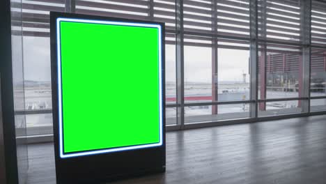 cartel en pantalla ancha vacío con pantalla verde, canal alfa. marco de llave de croma en el pasillo del aeropuerto, gran pancarta para el marketing.