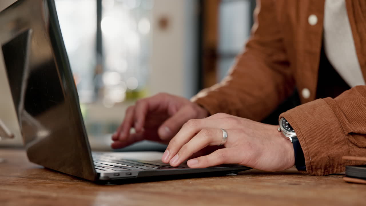 persona escribiendo en una computadora portátil