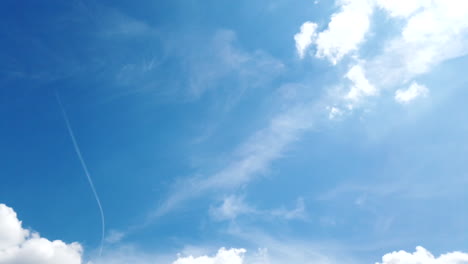 Blauer-Himmel-Mit-Sich-Schnell-Bewegenden-Wolken