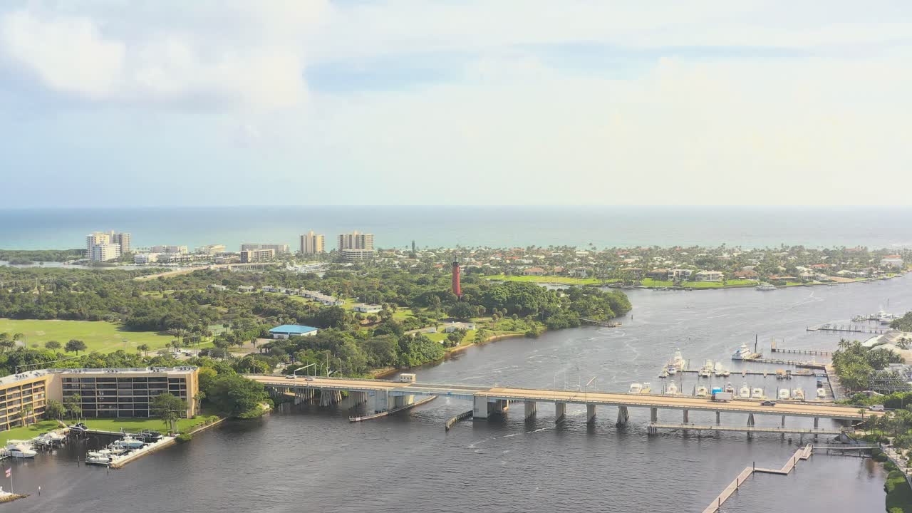 주피터 인 플로리다 브리지와 마리나의 공중 사진