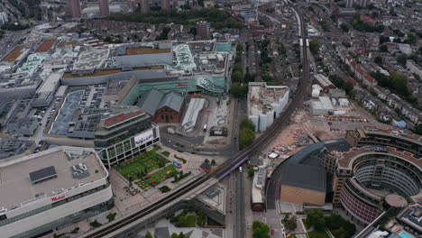 Vista-De-ángulo-Alto-Del-Gran-Centro-Comercial-Y-De-Entretenimiento-Westfield.-Vías-De-Tren-Que-Conducen-Alrededor.-Londres,-Reino-Unido