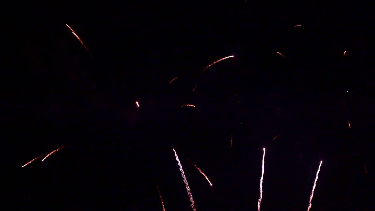 hermosa exhibición de trabajo de fuego colorido por la noche para la celebración en el festival