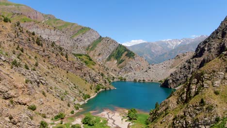 Vista-Aérea-Del-Agua-Azul-Del-Lago-Urungach-En-Medio-De-Las-Montañas-En-Uzbekistán