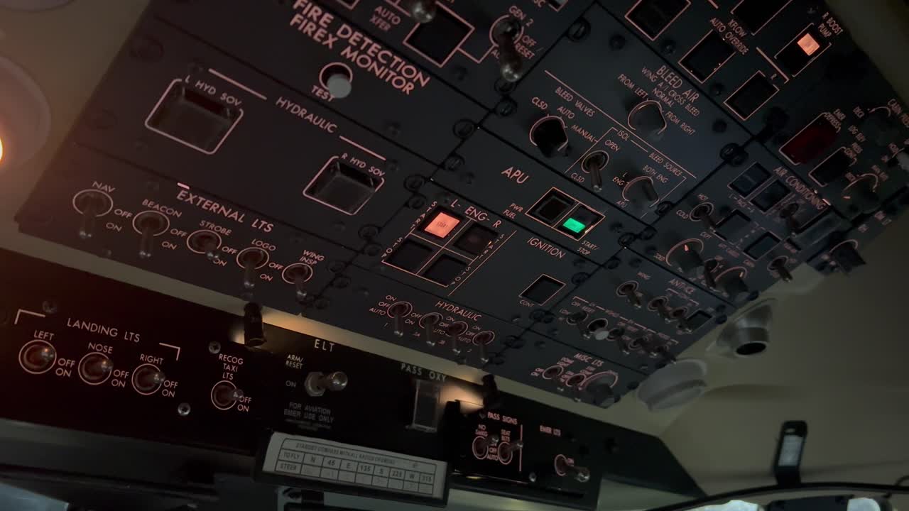 piloto de arranque-un motor izquierdo en un jet, vista nocturna