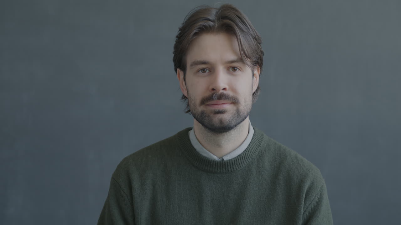 hombre dando un pulgar hacia arriba