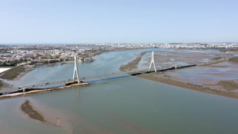 Die-Arade-eisenbahnbrücke-Ist-Eine-Eisenbahninfrastruktur-Der-Algarve-linie