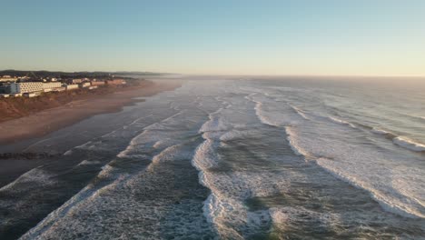 Dunstige-Abendantenne-Von-Wellen,-Die-In-Den-Strand-An-Der-Küste-Von-Oregon-Kommen