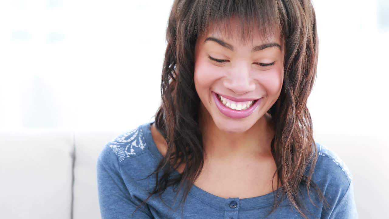 신문을 읽는 미소 짓는 여자