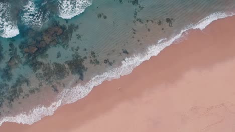 Blaugrüne-Wellen,-Die-Am-Privatstrand-Brechen