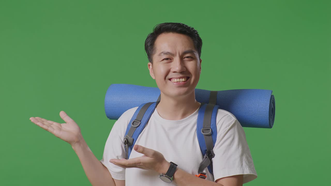 배 을 들고 미소 짓는 관광객