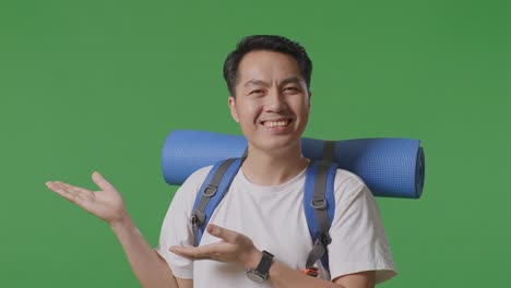 배 을 들고 미소 짓는 관광객