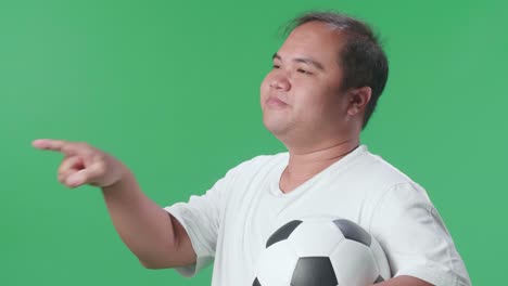 축구 공 을 들고 가리키는 남자
