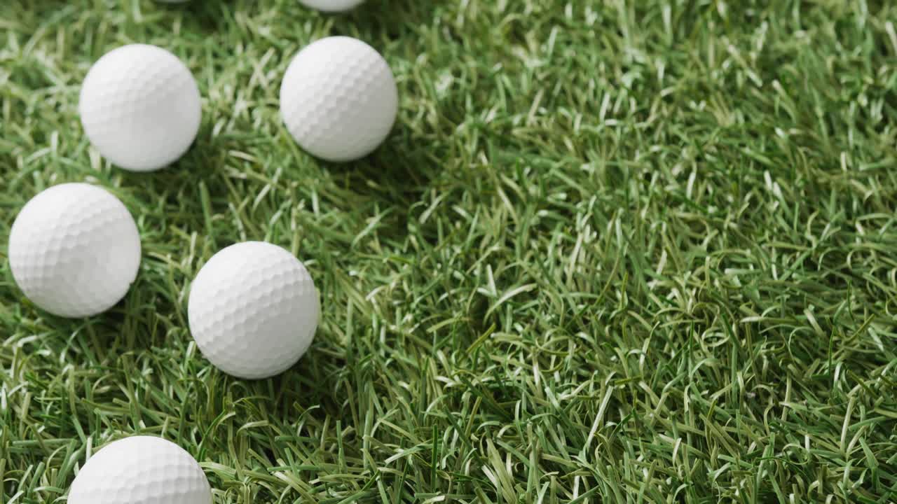 잔디에 있는 골프 공의 클로즈업, 복사 공간, 슬로우 모션