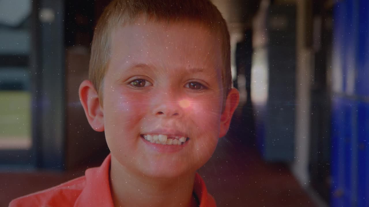 학교 소년 위에 색과 빨간색 줄무의 애니메이션