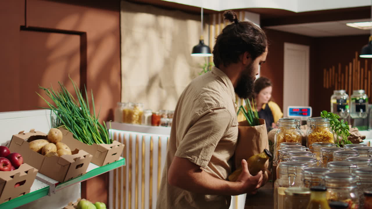 cliente en una tienda de residuos cero en la caja