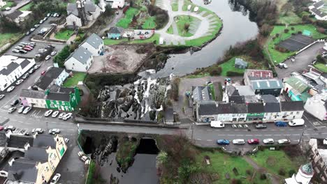 Drohne-überfliegt-An-Einem-Herbstmorgen-Eine-Schmale-Alte-Brücke-Mitten-Im-Dorf-Am-Ring-Of-Kerry-Wild-Atlantic-Way