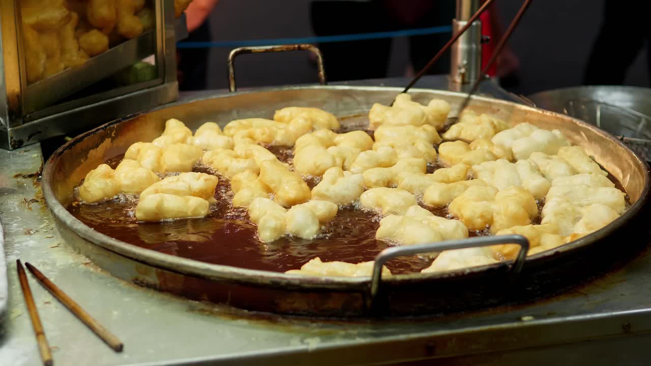 Friture de bâtonnets de pâte frits à la poêle sur Yaowarat Road, quartier chinois, une destination de voyage populaire à Bangkok, Thaïlande.