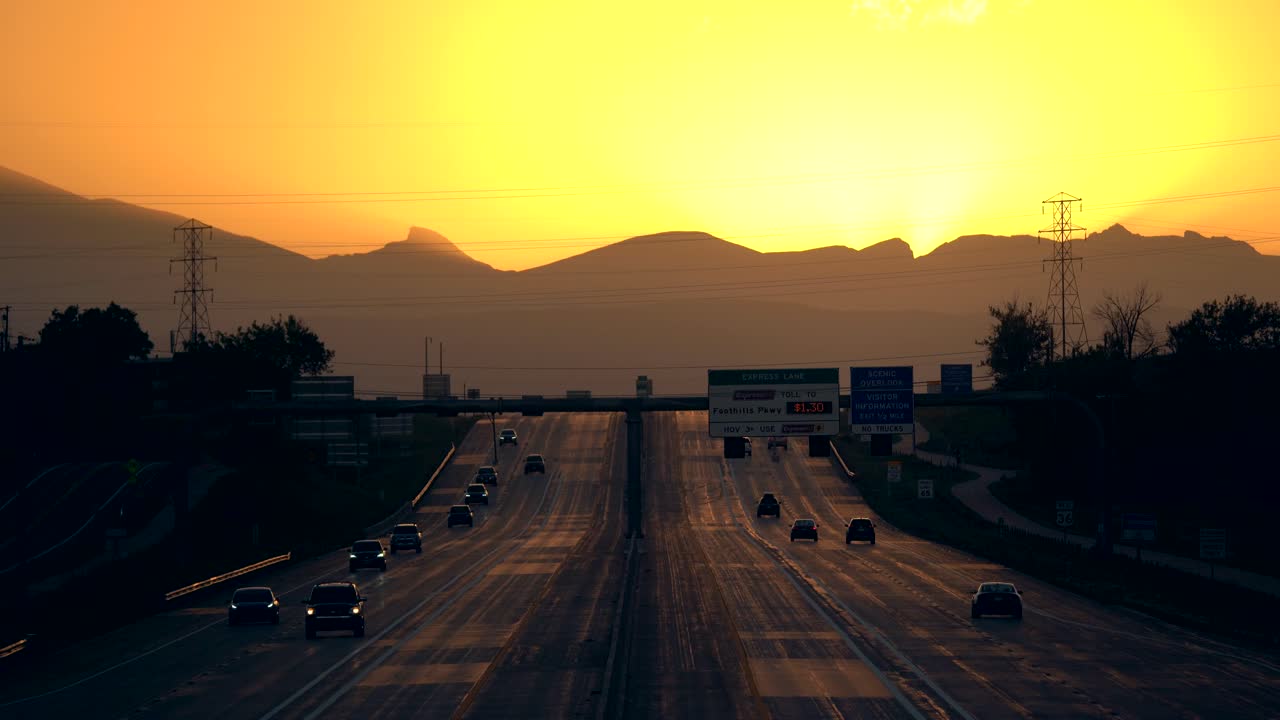 일몰 시간에 us36 고속도로의 교통 흐름