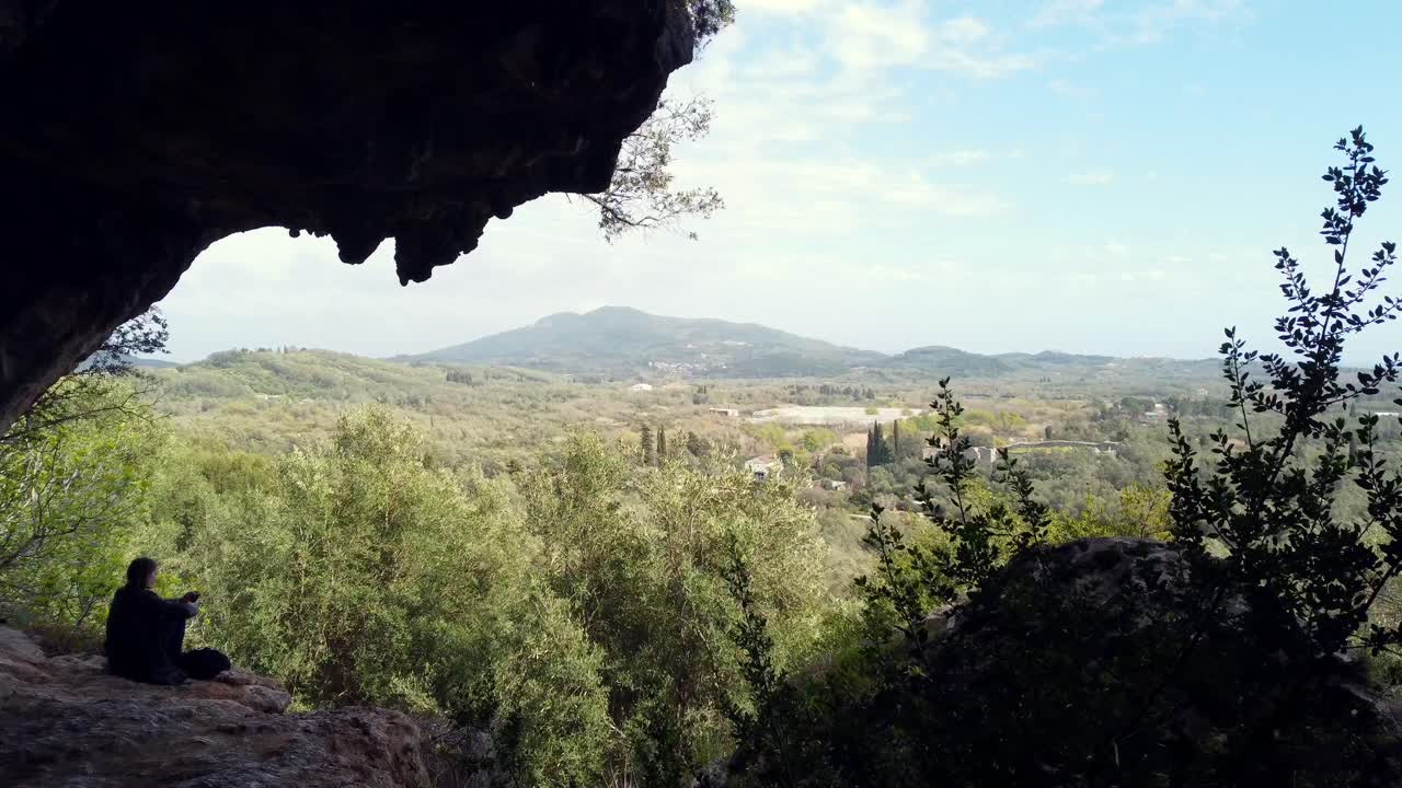 산에 있는 큰 동굴에서 앞으로 날아가는 멋진 공중 전망 비행 드론 영상
