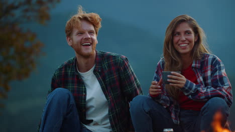 la pareja se ríe al aire libre juntos en las montañas. la familia disfruta del tiempo en la naturaleza.