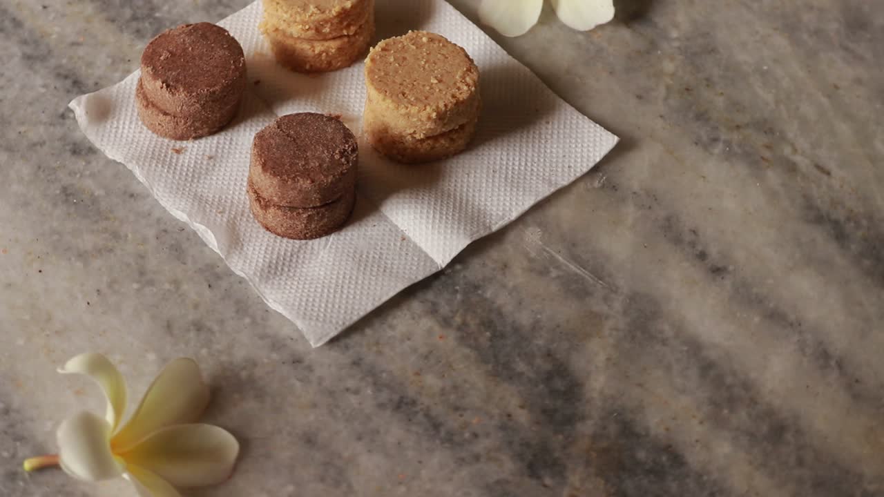 참깨가 든 오트밀 쿠키로 가득 찬 접시가 네 명의 아이들에게 납치되고 있습니다.