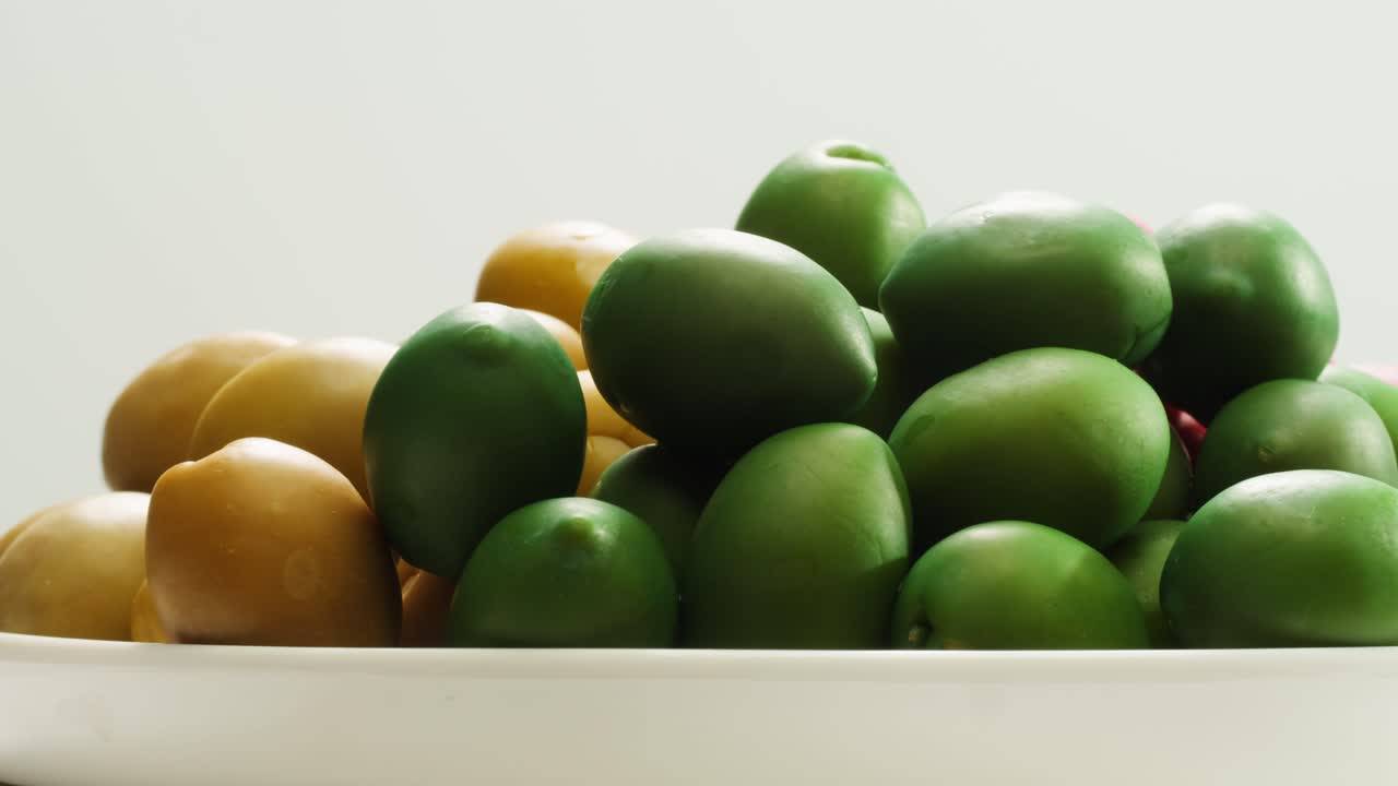 고품질의 4k 영상으로 그리스에서 배경으로 인 둥근 녹색 올리브.