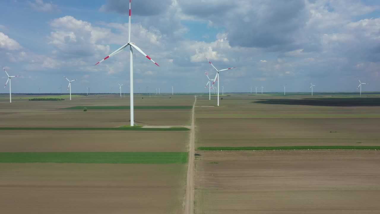 여러 풍력 공장, 풍력 발전기, 터빈, 운동 에너지를 변환하여 재생 가능한 깨한 에너지를 생산하는 항공 사진