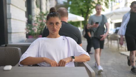 mujer sentada en un café al aire libre