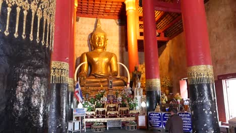 estatua de buda de estilo lanna tailandés ubicada en el fondo del templo de estilo norteño
